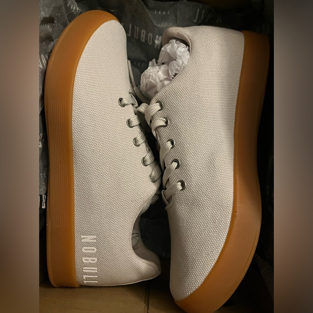 Nobull canvas trainer low- sand/gum women’s 7/men’s 5.5
